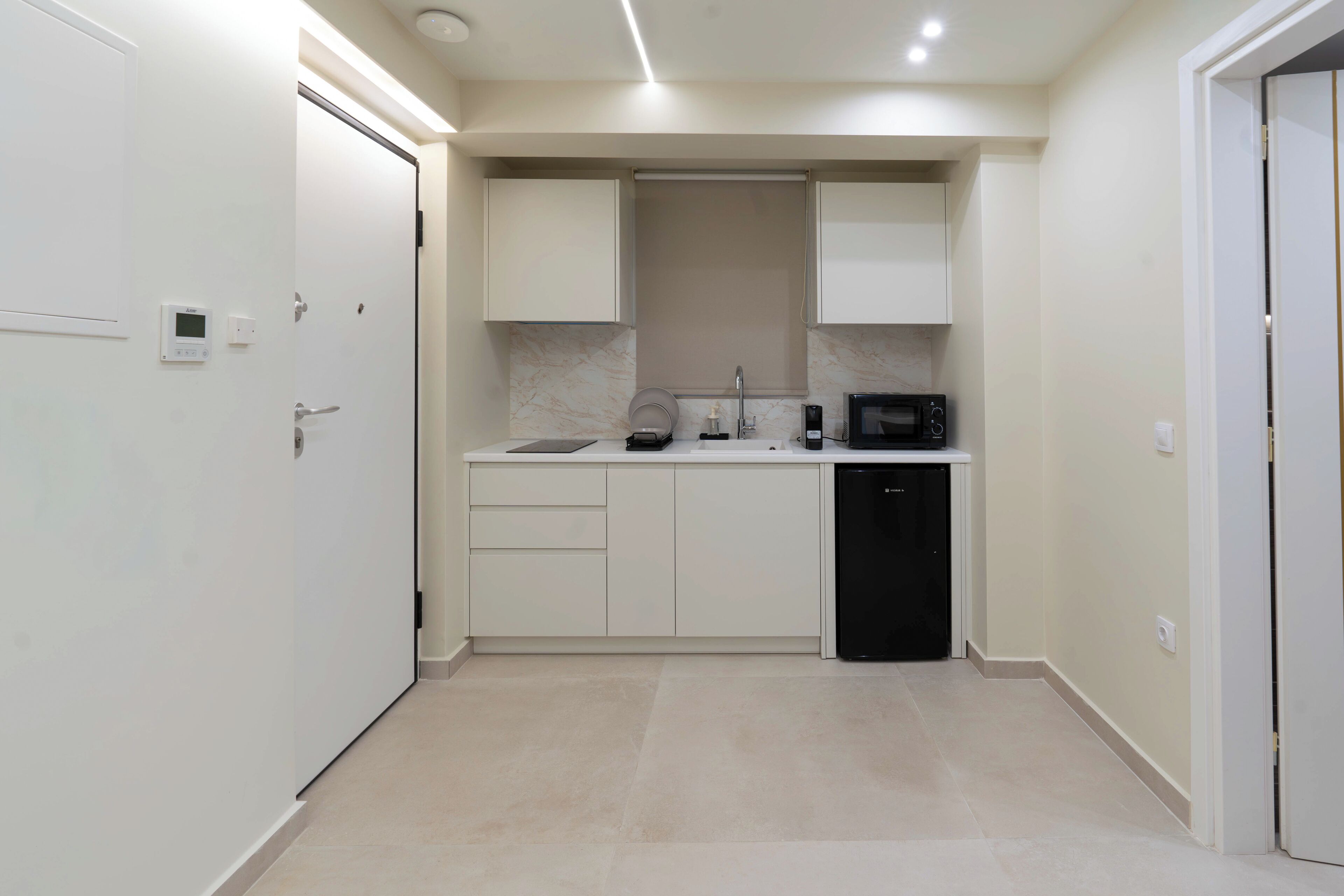 Refrigerador, microondas, placa de cocina, utensilios de cocina