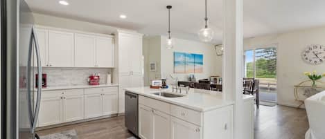 冷蔵庫、電子レンジ、オーブン、コンロ