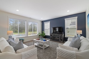 Téléviseur connecté, foyer, table de baby-foot, table de ping-pong