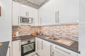 冷蔵庫、電子レンジ、オーブン、コンロ