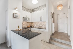 Jääkaappi, mikroaaltouuni, uuni, liesi