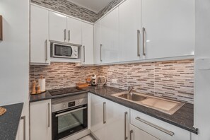 ثلاجة، ميكروويف، فرن، موقد طهي مسطح