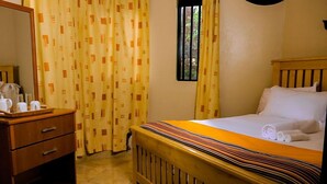Desk, laptop workspace, iron/ironing board (on request), free WiFi - Inn the woods Entebbe (Entebbe)