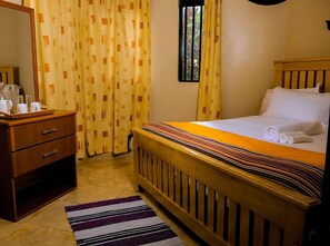 Desk, laptop workspace, iron/ironing board, free WiFi - Inn the woods Entebbe (Entebbe)