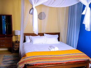 Escritorio y espacio para trabajar con laptop