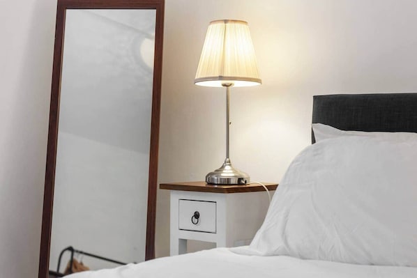 1 habitación, tabla de planchar con plancha, wifi y ropa de cama