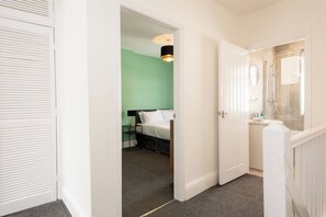3 habitaciones, tabla de planchar con plancha, wifi y ropa de cama
