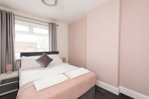 3 bedrooms, iron/ironing board, WiFi, bed sheets - Adolphus Place (Durham)