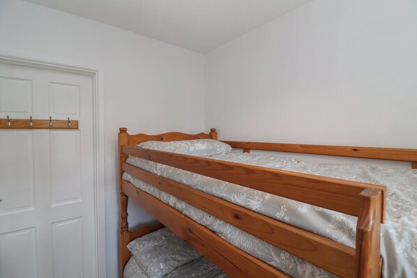 2 quartos, individualmente decorados, individualmente mobiliados