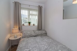 2 bedrooms, individually decorated, individually furnished, free WiFi - Flat 8 (Burnham-on-Sea)