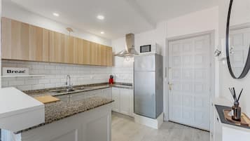 Refrigerador, microondas, placa de cocina, cafetera/tetera
