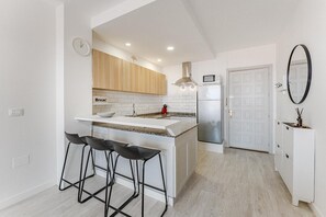 Geladeira, micro-ondas, cooktop, cafeteira/chaleira