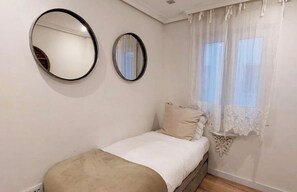 2 bedrooms, iron/ironing board, WiFi, bed sheets