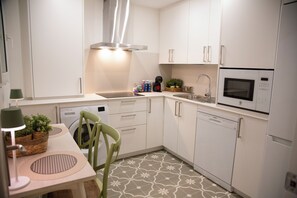 Microwave, oven, stovetop, dishwasher - Hidden Gem GRAN TEATRO FALLA SUITES (Cádiz)