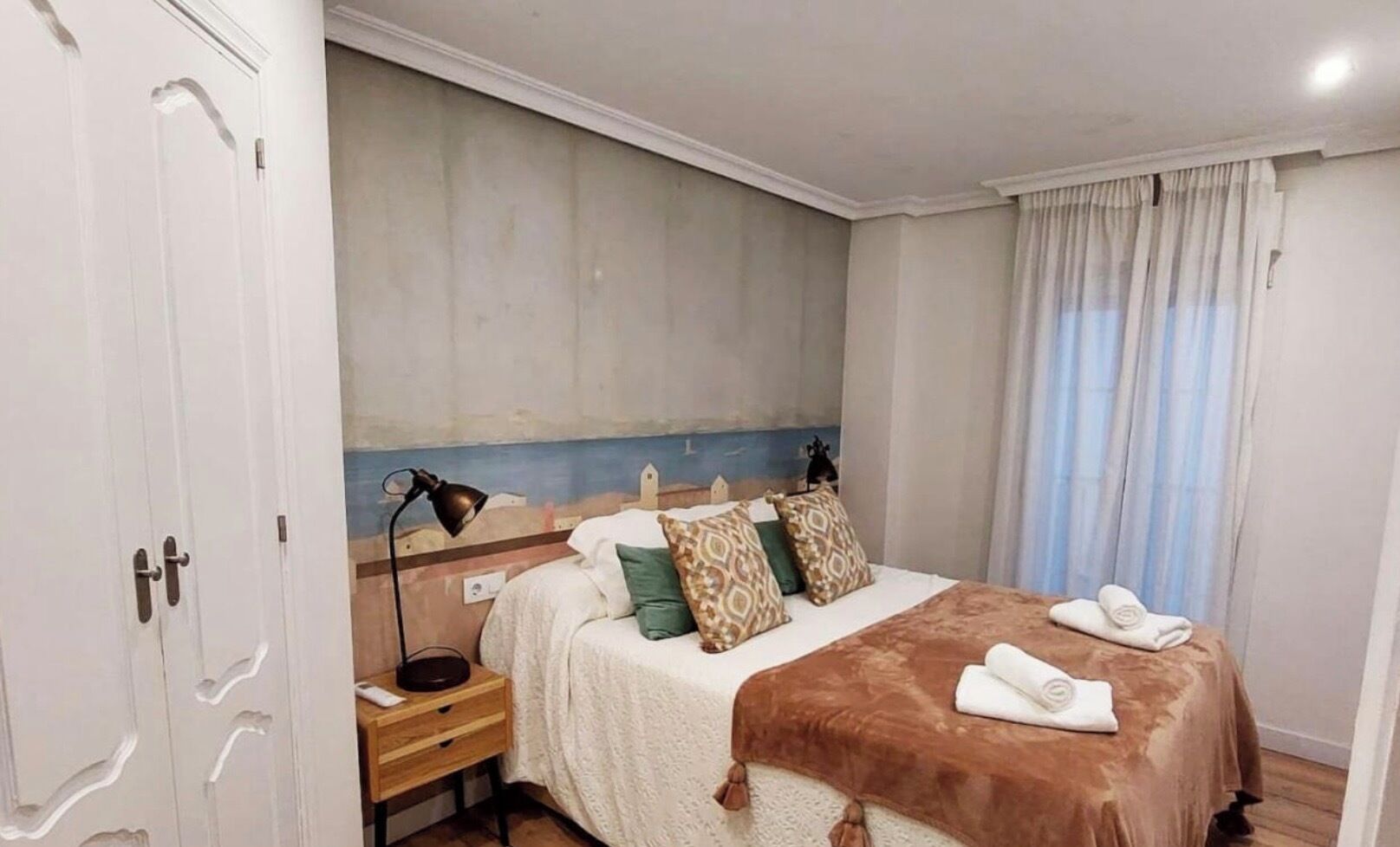 2 عدّة غرف نوم ومكواة/لوح كي وواي فاي وملاءات أسرّة