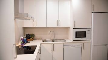 Microondas, horno, placa de cocina y lavavajillas