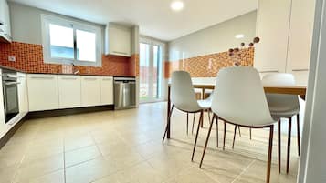 Een koelkast, een magnetron, een oven, een kookplaat