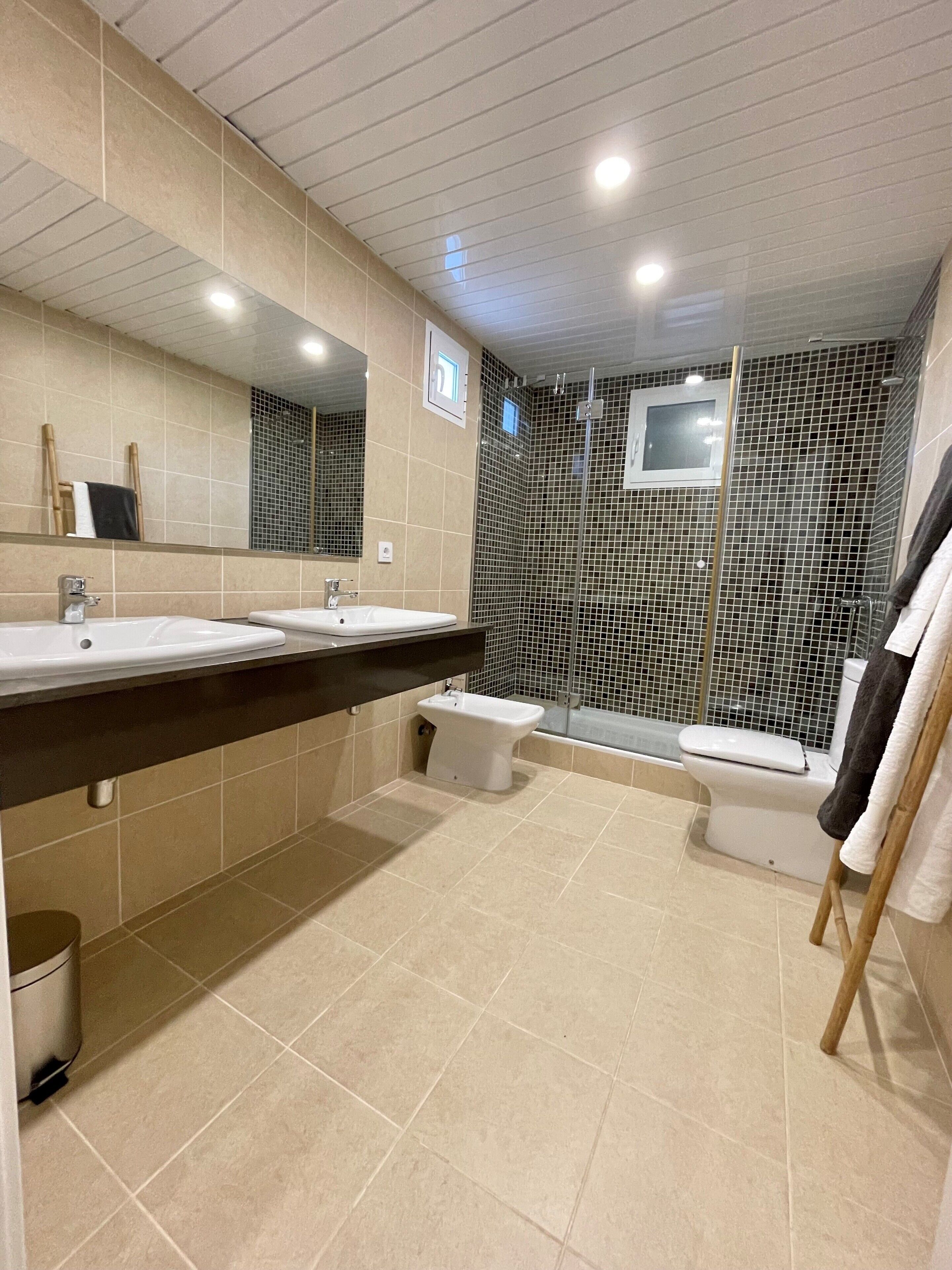 Een douche, een haardroger, handdoeken