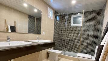 Een douche, een haardroger, handdoeken