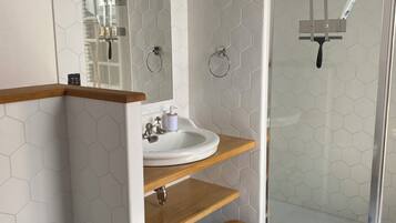 Asciugacapelli, asciugamani, sapone, carta igienica