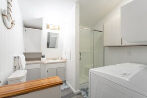 Dusj, hårføner og håndklær