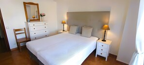 2 bedrooms, iron/ironing board, WiFi, bed sheets - Apartment 'Da Praia' with Balcony and Wi-Fi (Quarteira)