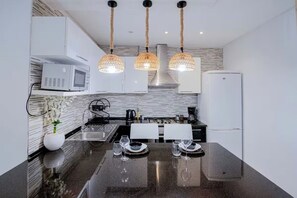 Fridge, oven, stovetop, coffee/tea maker