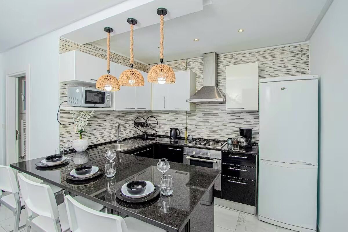 Kühlschrank, Ofen, Herdplatte, Wasserkocher mit Kaffee-/Teezubehör