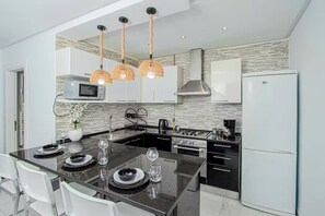 Fridge, oven, stovetop, coffee/tea maker