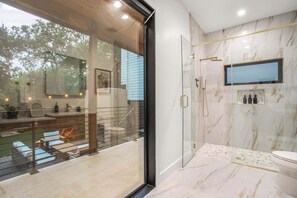 Shower, hair dryer, towels - Full Duplex ATX Modern Creekside Retreat + Hot Tub (Austin)