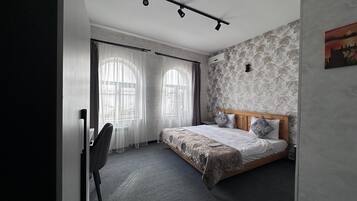 أغطية فراش متميزة وأسرّة سليكت كومفورت وميني بار وخزنة داخل الغرفة