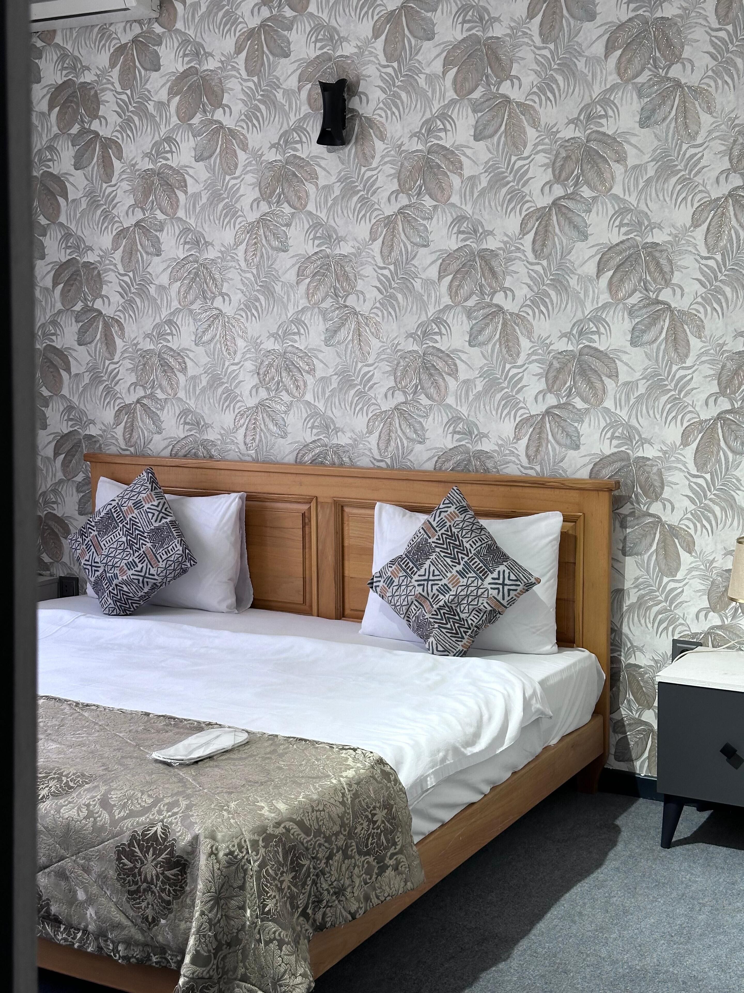 Quarto casal luxo, vista para a cidade | Roupas de cama premium, camas Select Comfort, frigobar