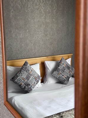 Ropa de cama de alta calidad, colchones Select Comfort y minibar 