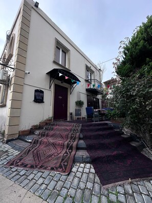 Vista frontal de la propiedad