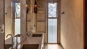 A modern bathroom with a large mirror, two sinks, and a wooden ceiling. - Villa Das contas Boutique  (Itacaré)