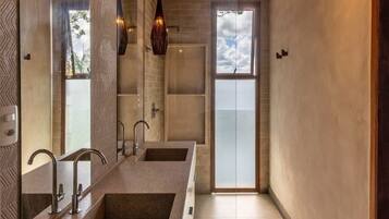 Cofres nos quartos, cortinas blackout, Wi-Fi de cortesia