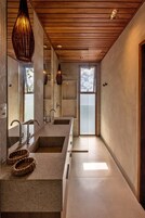 Cofres nos quartos, cortinas blackout, Wi-Fi de cortesia