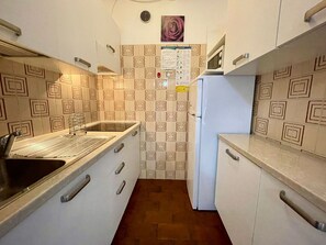 Fridge, microwave, stovetop, cookware/dishes/utensils