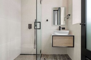 Shower, hair dryer, towels - Icon Plena Suite | Stylish, Modern & Best Location (Ponce)