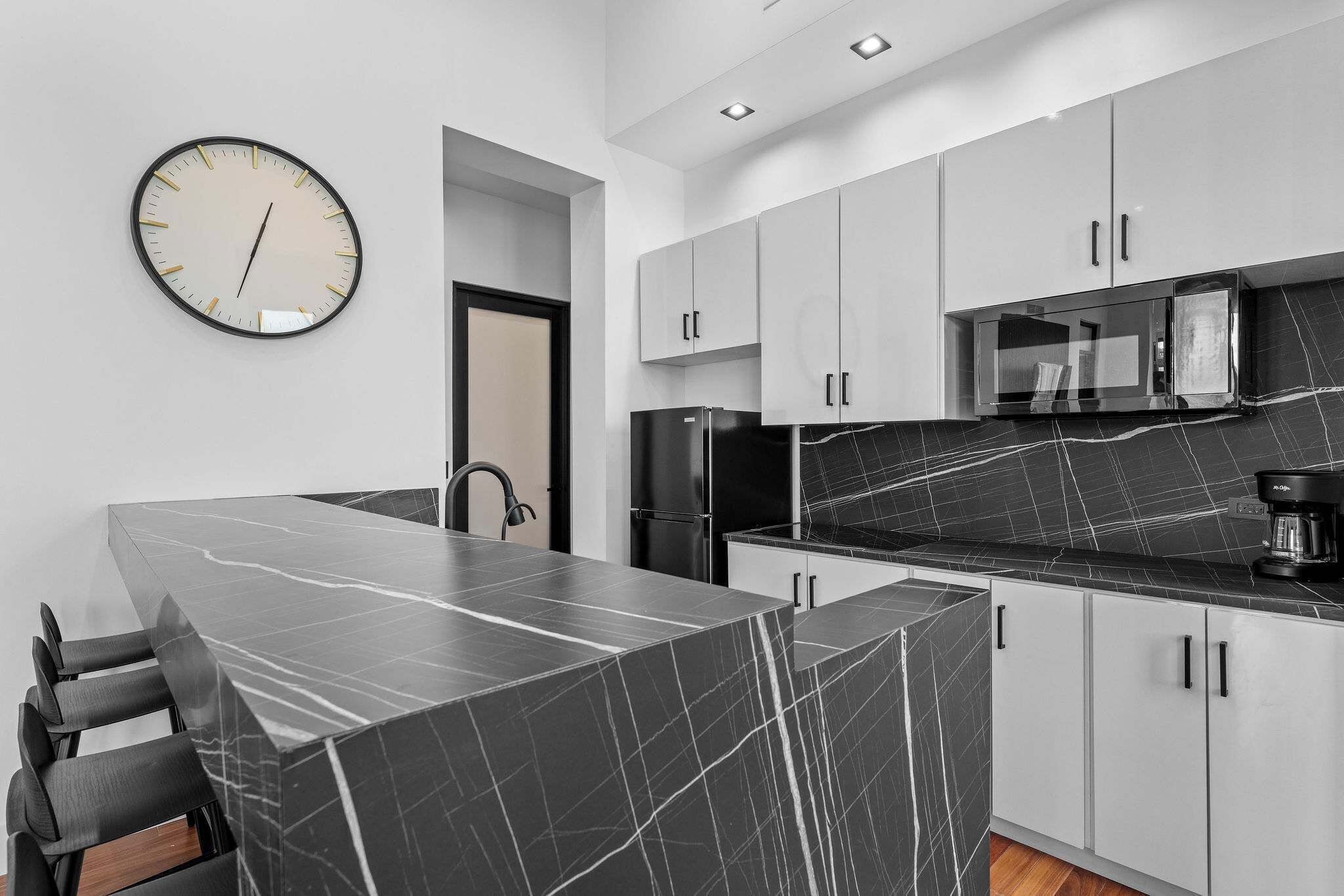 Réfrigérateur, micro-ondes, plaque de cuisson, cafetière/bouilloire