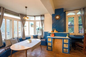 Deluxe Studio, Balcony, Mountain View | Living area