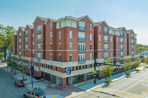 Exterior - Chic 2BR/2BA with Gym and Rooftop Access (Memphis)