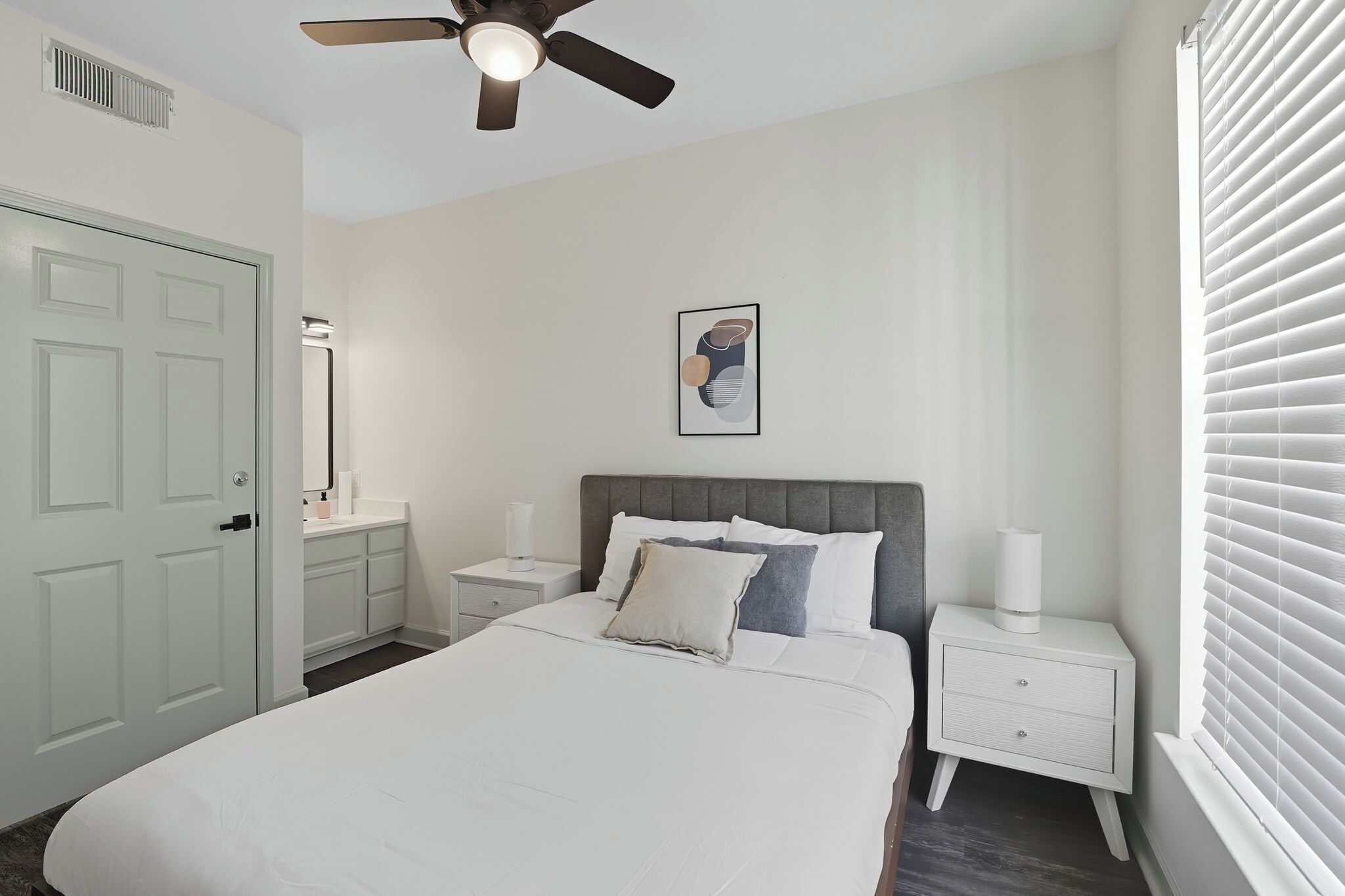 Bureau, fer et planche à repasser, lit parapluie, Wi-Fi gratuit