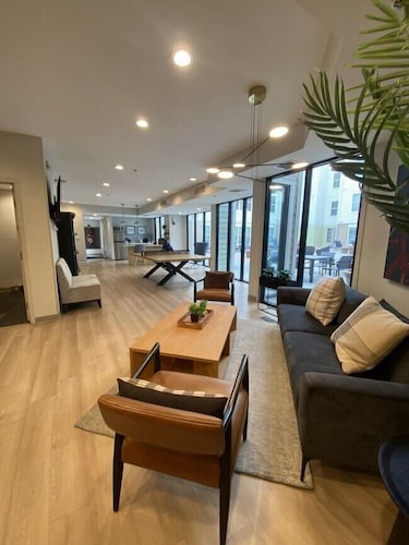 Contemporary 2BR/2BA with Great Amenities