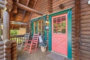 Terrace/patio - Moose Lodge: Honeymoon, Hot Tub, Wifi, Games, Wooded View (Sevierville)