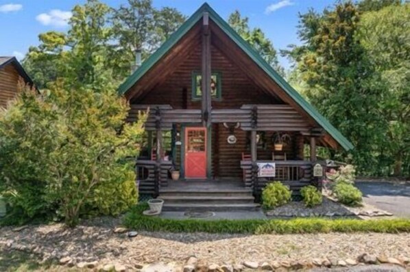 Exterior - Moose Lodge: Honeymoon, Hot Tub, Wifi, Games, Wooded View (Sevierville)