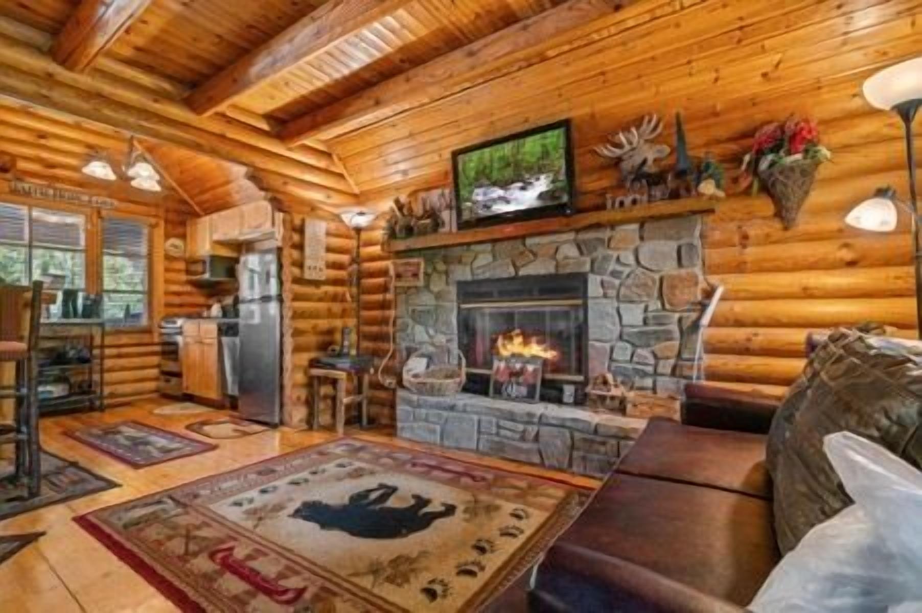 Een televisie en een open haard