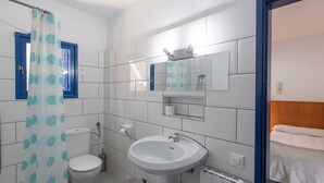 Shower, towels - GC0275 Holiday cottage in Chira with shared pool (San Bartolomé de Tirajana)