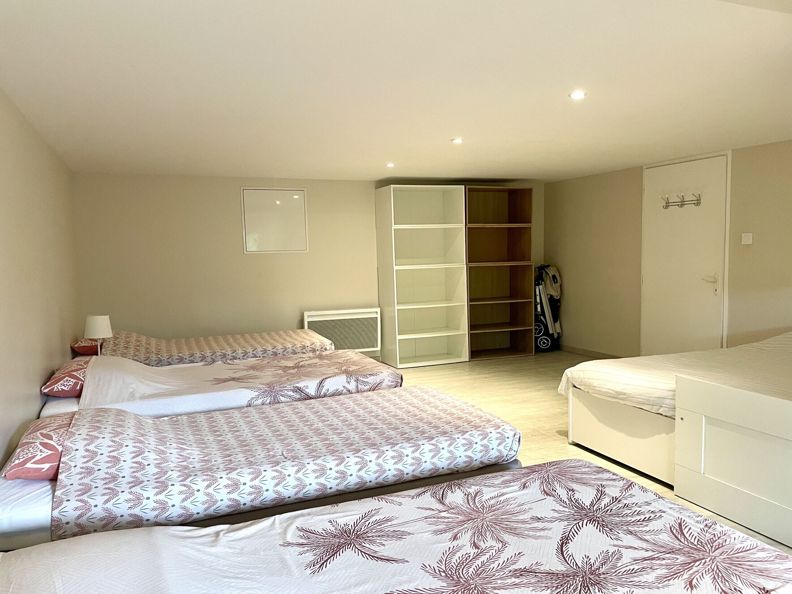 6 室のベッドルーム、アイロン / アイロン台