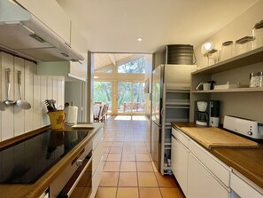 Fridge, oven, dishwasher, coffee/tea maker